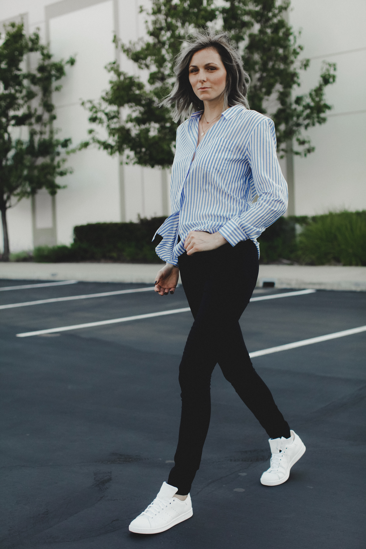 casual outfit in black, white and blue